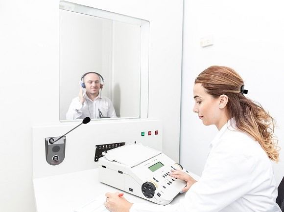 Поможет ли слуховой аппарат при шуме в ушах?