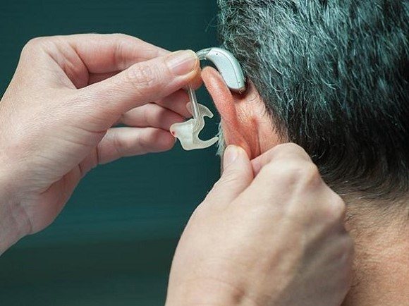Поможет ли слуховой аппарат при шуме в ушах?